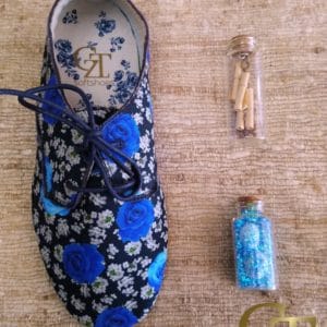 zapato de cuero floreado azul